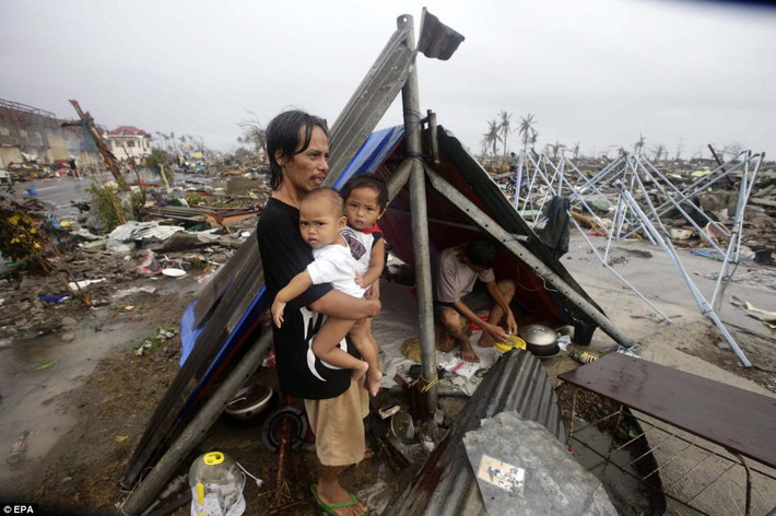 Trước Haiyan, siêu bão nhiệt đới Uring (Thelma) đổ bộ vào Philippines tháng 11/1991 được xem là cơn bão chết chóc nhất lịch sử quốc đảo khi gây ra cái chết cho 5.101 người. Trong ảnh, một gia đình sống sót sau siêu bão Haiyan trú tạm trong túp lều vì nhà đã bị bão giật sập.