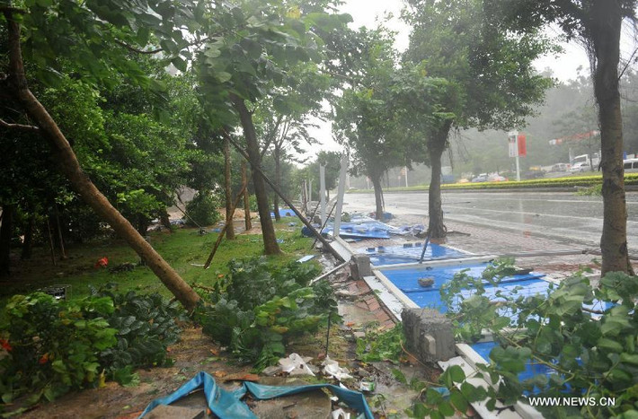 Siêu bão quần thành phố Tam Á tơi tả.