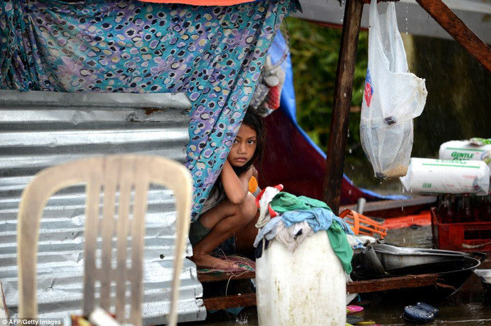 Siêu bão Nitang (Ike) đổ bộ vào Philippines ngày 31/8 kéo dài cho tới ngày 4/9/1984 gây mưa to gió lớn, ngập lụt ở đảo Mindanao và tỉnh Surigao del Nortec cũng như miền Trung Phlippines, khiến 1.492 người thiệt mạng. Trong ảnh, một bé gái trú trong một túp lều dựng tạm ở Tacloban sau siêu bão Haiyan.