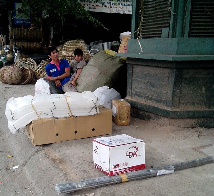 Nhiều nơi còn là điểm tập kết hàng và để hàng. Những hình ảnh như thế này rất phản cảm trong mắt người đi đường và người dân địa phương.