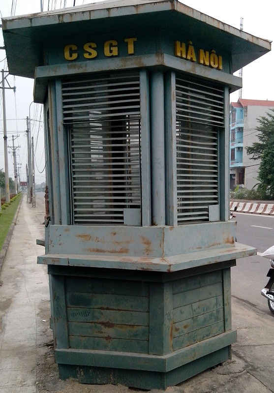 Ghi nhận của Kiến Thức tại thị xã Sơn Tây (TP. Hà Nội), đoạn dọc theo quốc lộ 32 đi về hướng huyện Ba Vì, có rất nhiều bốt gác CSGT, tuy nhiên có tới hàng năm, thậm chí từ lúc xây dựng đến nay, không được sử dụng.