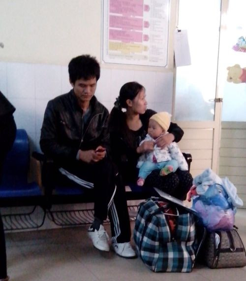 Một số phụ huynh ở xa đến khám phải chuẩn bị sẵn đồ đạc ở lại vài ngày điều trị cho con.