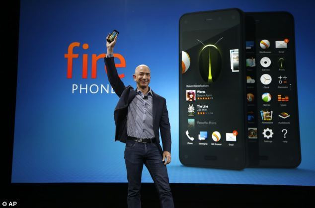 Amazon vừa tung ra mẫu điện thoại smartphone đầu tiên của hãng này nhằm mục đích cạnh tranh với hai đối thủ lớn là Apple và Google. Trong ảnh giám đốc điều hành Amazon Jeff Bezos cầm smartphone mới mang tên Fire Phone của Amazon lên giới thiệu.