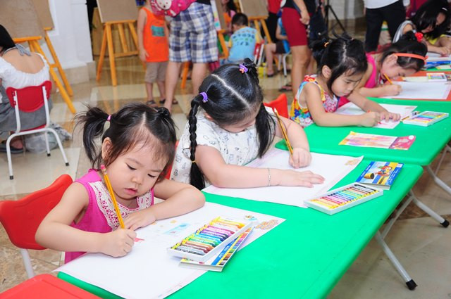 Trong khi đó, các em nhỏ cũng được dành tặng riêng một sân chơi tuyệt vời mang tên “Ngày thứ 7 em yêu” và “Ngày chủ nhật em yêu” được tổ chức định kỳ hàng tuần tại VMM Times City và VMM Royal City, nơi các bé có thể đón một mùa hè đầy tiếng cười khi được thỏa thích tham gia vẽ tranh, hóa trang và tham gia vào các hoạt động biểu diễn đặc sắc như xiếc hề, ảo thuật cùng với sự xuất hiện của rất nhiều “nhân vật hóa trang khổng lồ” bước ra từ các bộ phim hoạt hình. Đặc biệt, các “siêu anh hùng” đã chuẩn bị sẵn rất nhiều món quà thú vị để tặng cho các em bé đến với TTTM trong suốt tháng 6.