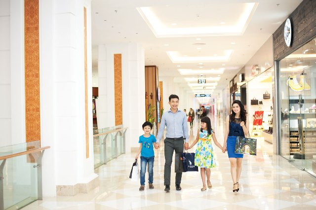 Ngoài ra, khi đến với Vincom Mega Mall trong thời gian này, chỉ với hóa đơn mua sắm trên 300.000 VNĐ, khách hàng sẽ được tự tay “hái” 12.000 giải thưởng vô cùng giá trị trên “Cây điều ước”.