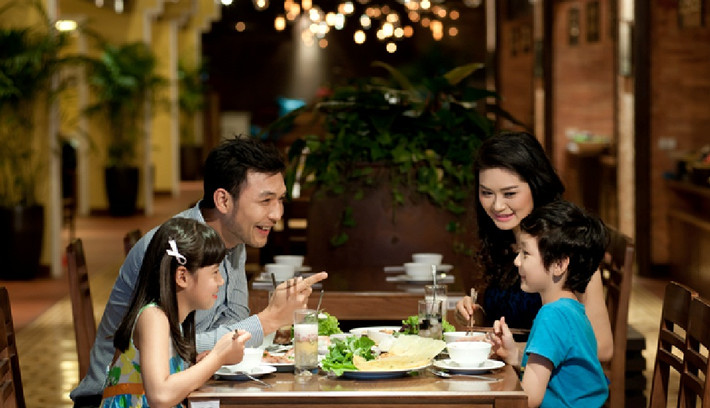 Bên cạnh một thế giới mua sắm đa dạng và phong phú, các TTTM Vincom Mega Mall còn đón chào khách hàng bằng các trải nghiệm ẩm thực hết sức thú vị. Tiếp tục diễn ra vào thứ 4 hàng tuần tại VMM Royal City và thứ 5 hàng tuần tại VMM Times City, “Ngày hội ẩm thực” tháng 6 sẽ xoay quanh chủ đề “Mát lạnh ngày hè” với hàng trăm món ngon từ các gian hàng ẩm thực trong TTTM. Bên cạnh các thực đơn bữa chính hấp dẫn, các thực khách còn được thưởng thức các món chè kem và đồ uống mát lạnh, “giải nhiệt” cho một mùa hè nóng bỏng. Đến với “Mát lạnh ngày hè”, các gia đình đều được ưu đãi giảm giá và có cơ hội được nếm thử các thực đơn mới, các món ăn mới với sự chuẩn bị công phu từ các gian hàng.