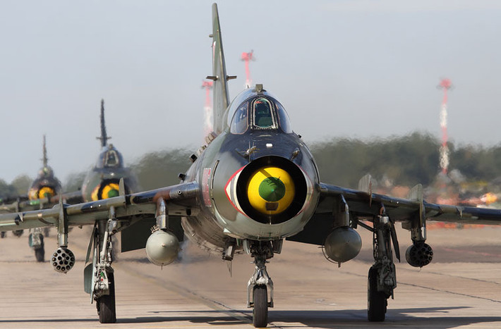 Hiện nay, Việt Nam và Ba Lan là 2 trong 5 quốc gia sở hữu số lượng khá lớn Su-22M4. Trong ảnh là đội hình 3 chiếc Su-22M4 của Không quân Ba Lan lăn bánh trên đường băng chuẩn bị cất cánh.