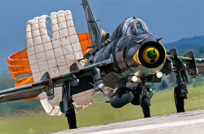 “Hoa dù bung nở” sau đuôi chiếc Su-22M4 khi máy bay hạ cánh.
