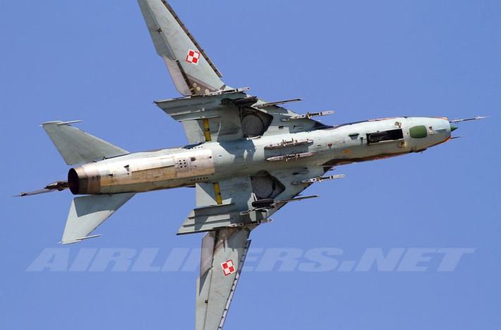 Trong ảnh, Su-22M4 của Không quân Ba Lan “khoe bụng” – nó có 6 giá treo bố trí trên 2 cánh và 2 giá treo ở dưới thân mang tổng cộng 4 tấn vũ khí gồm các loại bom có điều khiển - không điều khiển; tên lửa không đối đất; tên lửa không đối không; pháo.