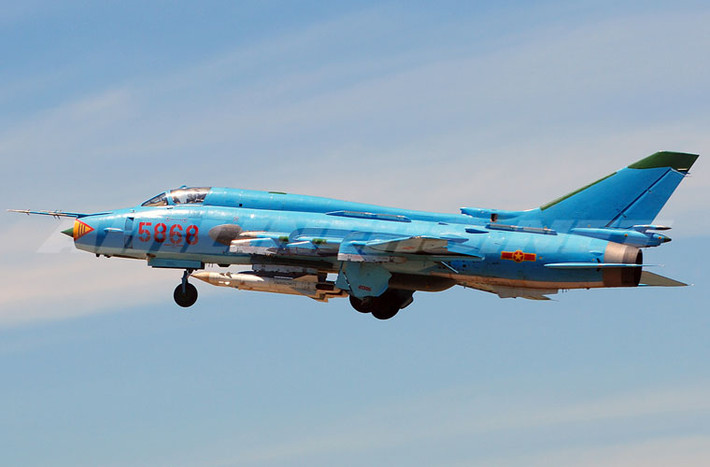 Su-22M4 của Không quân Nhân dân Việt Nam dũng mãnh tiến lên bầu trời với 2 đạn tên lửa không đối đất Kh-25.