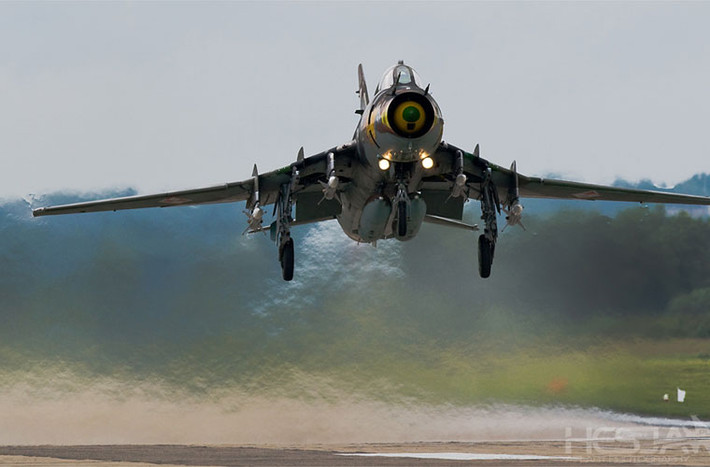 Su-22M4 được trang bị một động cơ tuốc bin phản lực Lyulka AL-21F3 cung cấp lực đẩy khô 76,4 kN hoặc 109,8 kN nếu có đốt tăng lực, lượng nhiên liệu tối đa trong thân 3,77 tấn. Trong ảnh, động cơ Su-22M4 tạo ra vùng nhiễu động không khí khi nó cất cánh.