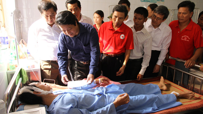 Tỉnh Phú Thọ cũng đã trích ngân sách hỗ trợ mỗi gia đình có người bị chết 5 triệu đồng; người bị thương 2 triệu đồng và 10 triệu đồng đối với những hộ có nhà bị cháy, đổ. Trong ảnh Bí thư tỉnh uỷ tỉnh Phú Thọ Hoàng Dân Mạc đang thăm hỏi động viên người bị nạn tại bệnh viện.
