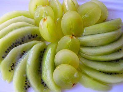 Kiwi: Các nghiên cứu khoa học ở nước Ý trên 18.000 trẻ em từ 6 - 7 tuổi đã minh chứng về các lợi ích của kiwi đối với đường hô hấp. Những trẻ em thường ăn từ 5 – 7 phần ăn có chứa các loại trái cây thuộc họ cam quít kết hợp với kiwi mỗi tuần sẽ có tỉ lệ mắc bệnh hen suyễn thấp hơn 44 % so với những trẻ em chỉ ăn thực phẩm cùng loại chỉ 1 lần trong tuần.
