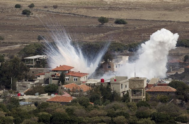 Ngày 12/11/2012 – Khói bốc lên sau loạt đạn pháp bắn vào làng Bariqa, Syria.