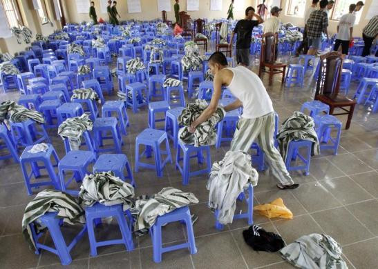 Các tù nhân thay quần áo tù, trả lại cho trại giam,