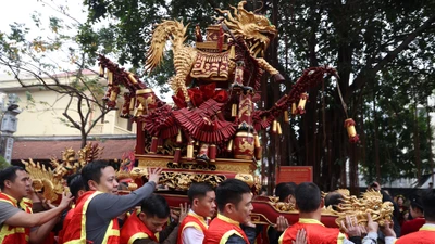 Biển người tham gia Lễ hội rước pháo làng Đồng Kỵ 