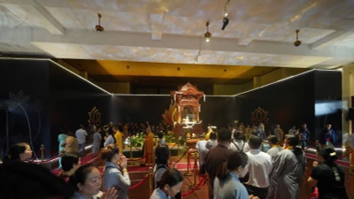 Đông đảo người dân cung kính chiêm bái xá lợi Đức Phật 