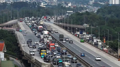 Người dân ùn ùn trở về Hà Nội sớm để tránh tắc đường