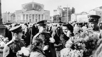 Khó quên loạt ảnh người dân Liên Xô ăn mừng ngày Chiến thắng 1945