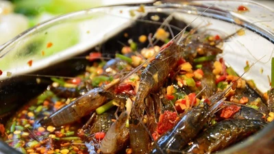 Tôm “say rượu“: Đặc sản kinh dị khiến thực khách khiếp đảm