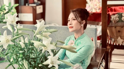 Căn hộ ngập sắc hoa đẹp mê mẩn của BTV Hoàng Trang 