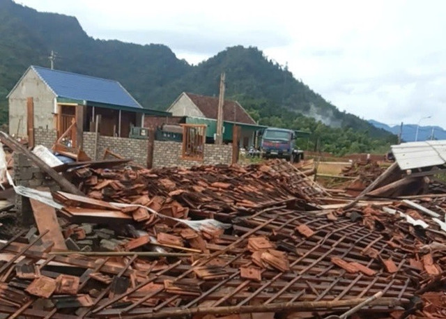 Chỉ trong thời gian ngắn dông lốc đã làm sập hai ngôi nhà kiên cố ở xã Thông Thụ (Nghệ An). 1-2.jpg