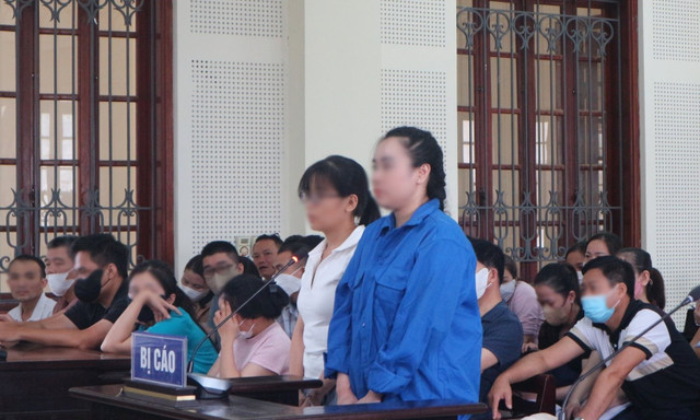 Bị cáo Lê Thị Hà An (mặc áo xanh) cùng các đồng phạm tại phiên tòa. hinh-1.jpg