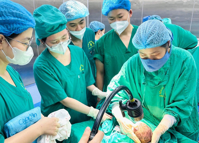 Các bác sĩ đã nhanh chóng tiến hành mổ lấy thai cấp cứu. cuumeconsangiat.jpg