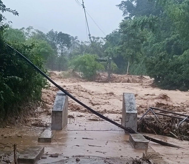 Cầu quân dân ở xã Nhôn Mai sau khi bị lũ cuốn trôi. anh-cau.png