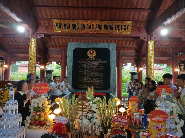 Vào những ngày tháng 7, hàng chục nghìn du khách từ khắp mọi miền tổ quốc đã về “địa chỉ đỏ” Khu Di tích lịch sử quốc gia Truông Bồn để thắp nén tâm nhang, tri ân, tưởng nhớ đến những anh hùng liệt sĩ đã hy sinh vì độc lập dân tộc. img-8610.jpg