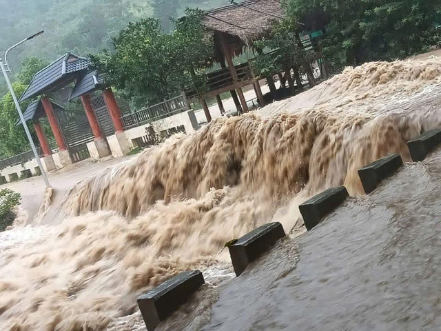 Hàng loạt tuyến đường, cầu tràn và bản làng ở miền Tây Nghệ An đang bị chìm trong nước lũ. img-9426.jpg