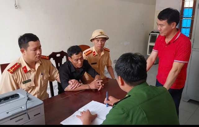 Phan Công Luân tại cơ quan Công an. images2035296-z6944336788428-09c3d4ddd56d08d84252640092d9a0db.jpg