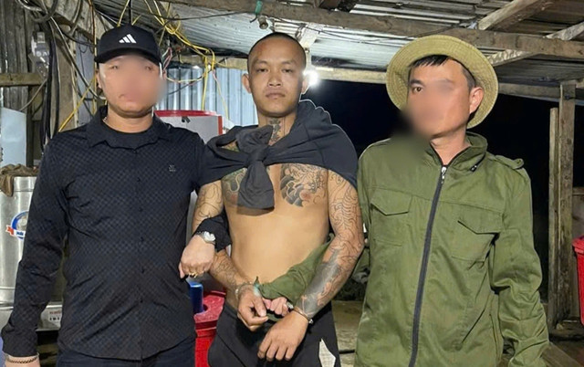 Lực lượng Công an bắt giữ đối tượng Lý Văn Sang. doi-tuong-1.jpg