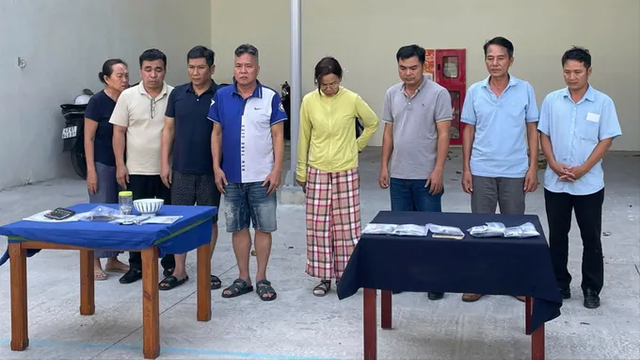 Lực lượng chức năng đột kích và bắt quả tang 8 đối tượng đang có hành vi đánh bạc. anh-bai-348.png