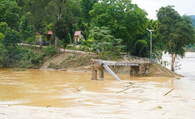 Cầu treo Cửa Rào bắc qua sông Nậm Mộ nối Quốc lộ 7 vào các bản vùng sđã bị lũ nhấn chìm rồi đổ sập và trôi theo dòng nước lũ. z6840323279773-1c536064d69a635955c1f116c386c56b.jpg