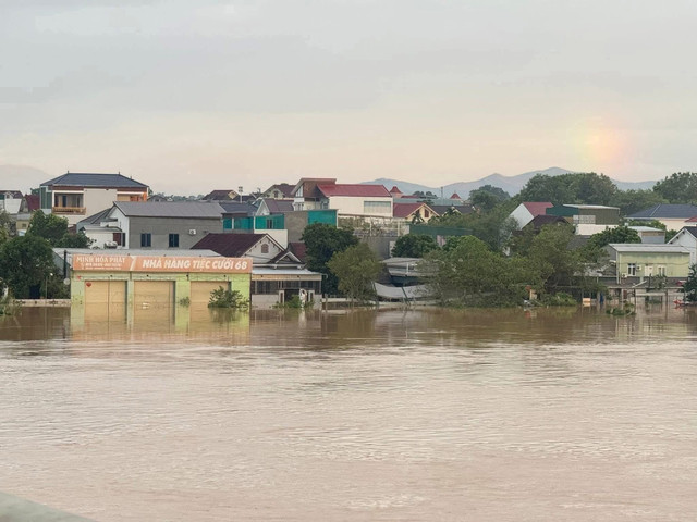 Phường Thái Hòa (Nghệ An) ngập trong bể nước. Bà Nguyễn Thị Lan chia sẻ: “Nước lên nhanh quá, cả nhà tôi phải chạy sang nhà hàng xóm trên cao mới an toàn được". img-9448.jpg