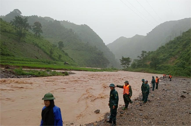 Lực lượng chức năng đang nỗ lực tìm kiếm nạn nhân mất tích do bị lũ cuốn trôi. Tuy nhiên trong điều kiện mưa to, trời tối, nước từ thượng nguồn đổ về lớn nên việc tìm kiếm gặp nhiều khó khăn, chưa có kết quả. anh-bai.png