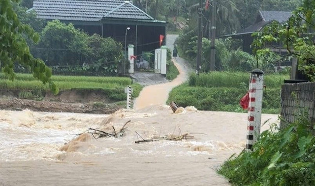 Điểm tràn ở xã Thông Thụ (Nghệ An) nước đang dâng cao và bị ngập sâu. bna-van-truong-3.jpg