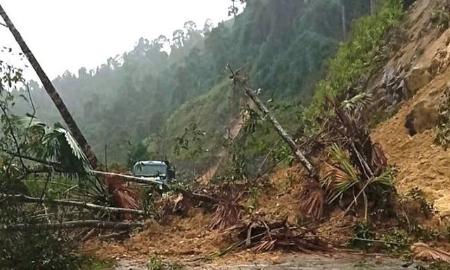 Tuyến đường ở xã Thông Thụ (Nghệ An) bị sạt lở gây ách tắc giao thông. bna-van-truong-1.jpg