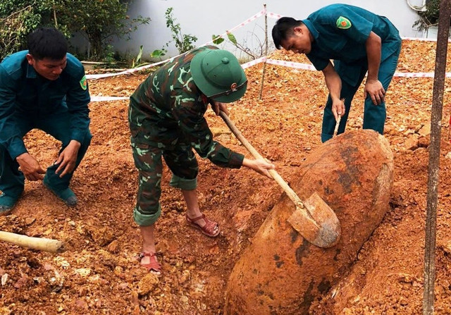 Phát hiện một quả bom chưa nổ trong lúc san lấp đất xử lý sạt lở ta luy đường, sát bờ tường nhà. image-1301.jpg