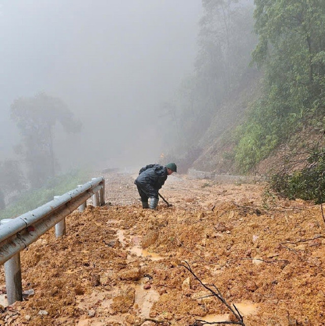 Một đoạn đường 534C bị đất đá đổ xuống không thể lưu thông. nghe-an1.jpg