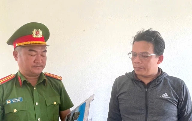 Nguyễn Viết Đông tại cơ quan Công An, hhh.png