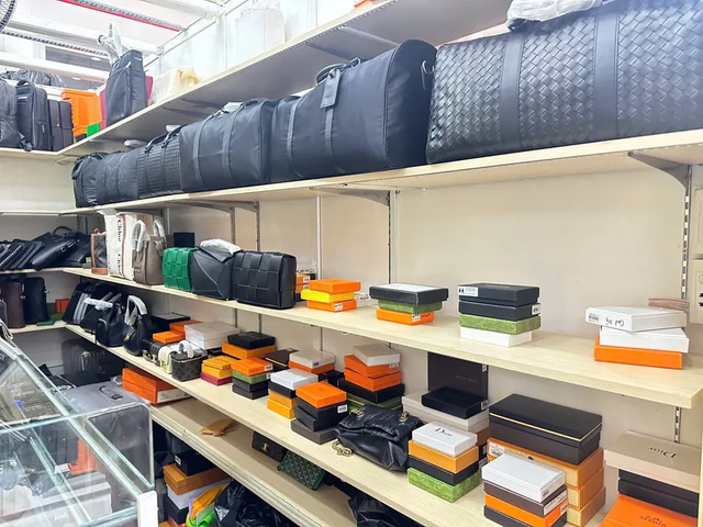 Túi xách giả mạo các thương hiệu ở cửa hàng tại Saigon Square bị phát hiện. hdd.png