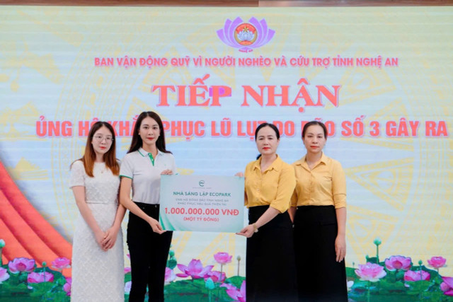 Đại diện lãnh đạo Uỷ ban Mặt trận Tổ quốc Nghệ An tiếp nhận sự ủng hộ đồng bào bị ảnh hưởng do cơn bão số 3 của các cá nhân và tổ chức. 1.jpg