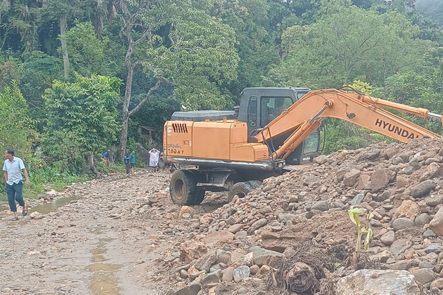 Mưa lớn khiến nhiều tuyến đường trên địa bàn xã Tri Lễ bị xói lở, hư hỏng nghiêm trọng. z6826919250711-d2553ed31f6e6a100d776e853031f793.jpg