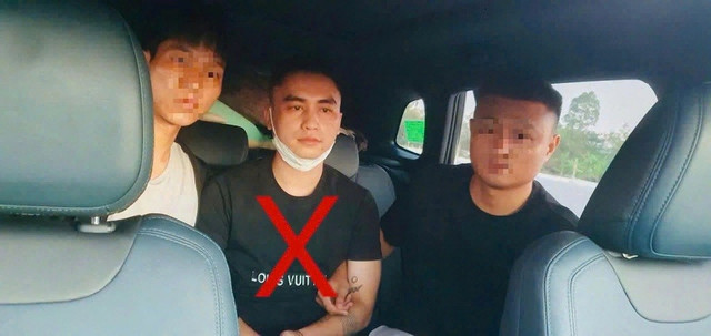 Đối tượng trốn truy nã Lương Ngọc Thảo (dấu X) bị lực lượng chức năng bắt giũ. images2035811-z6954694498390-5c3ea6f48899da748a203d27a6b01ecd.jpg