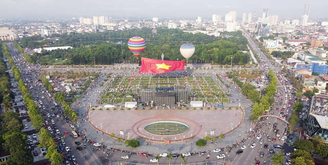 Hàng nghìn người dân tụ hội về quảng trường tham dự lễ kỷ niệm sinh nhật Bác. 4.jpg