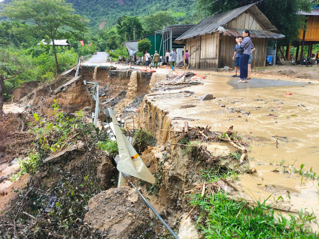 Phần đường Quốc lộ 16 bị sạt lở tại bản Huồi Cáng 1 đã xảy ra từ ngày 23/7 do mưa lớn, nước chảy từ khe Huồi Nhỏ về kéo theo đất đá đã làm tắc cống thoát nước và tràn lên mặt đường gây sạt lở ngày một nghiêm trọng. img-8760.jpg