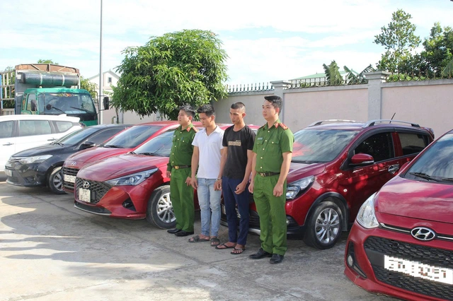 Hai đối tượng Phạm Đình Thế và Trần Đình Hào bị lực lượng chức năng bắt giữ. kk.png