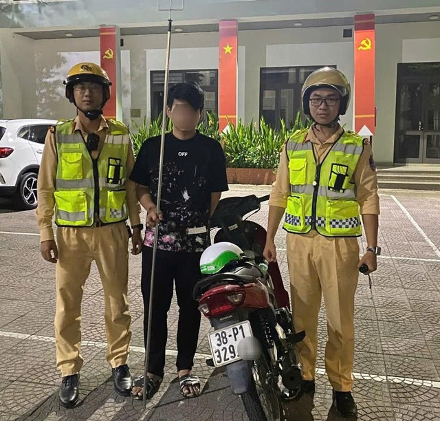 Đối tượng P.V.H cùng hung khí tại cơ quan Công an. 14-8-csgt-hoa-hiep1.jpg